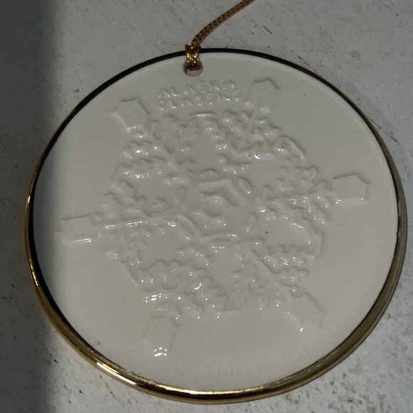 C Alan Johnson Alaska Classics Porcelain 1985 Christmas ornament - Picture 5 of 8